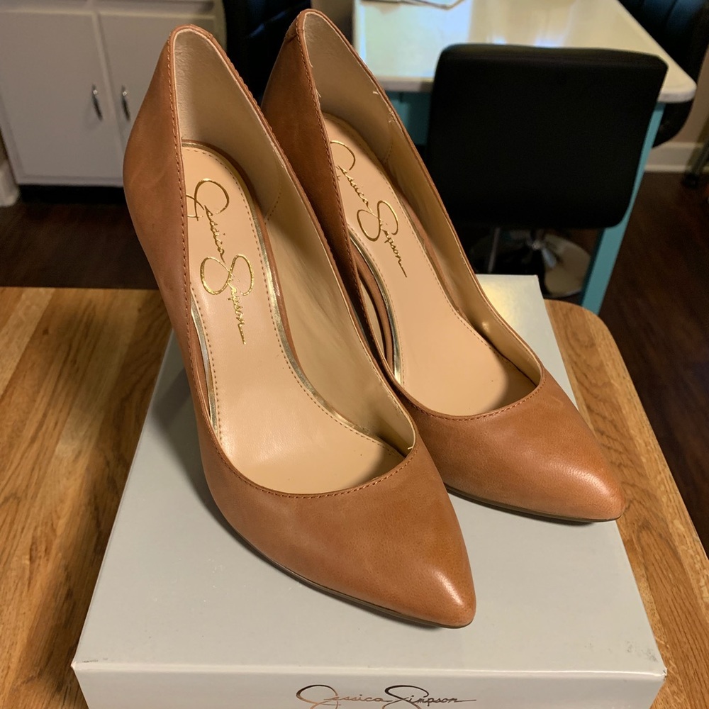 Leather pumps
